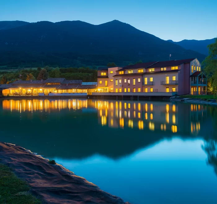 Vista serale con lago e sfondo montagne di un hotel a Castel di Sangro