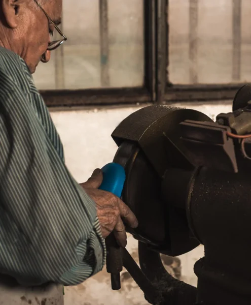 Anziano artigiano lvora un paio di scarpe in pelle a mano