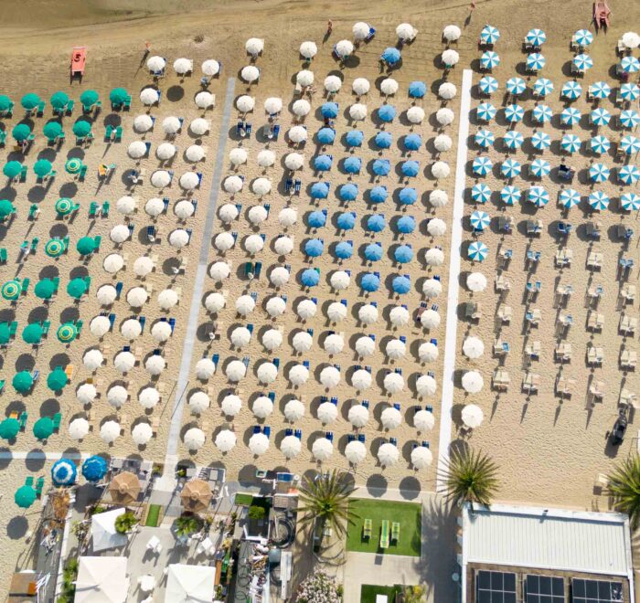 Vista drone panoramica della spiaggia e degli ombrelloni dell'hotel Velia di Grottammare