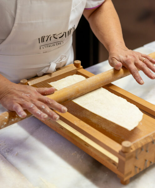 Cuoca di hotel prepara spaghetti alla chitarra abruzzesi