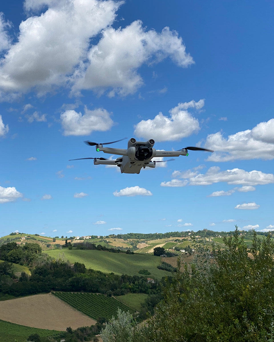 Drone DJI in volo per servizio foto e video di un hotel nelle Marche