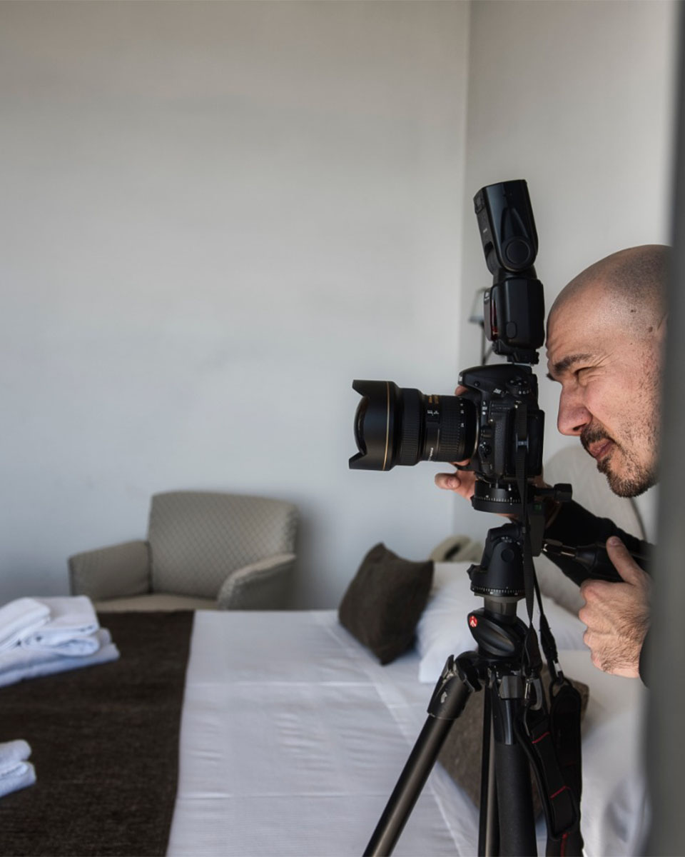 Il fotografo Marco Arbani mentre scatta foto pubblicitarie per un hotel del Circeo.