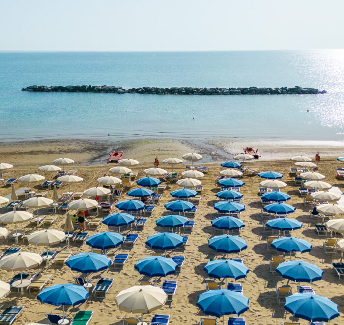 Vista aerea con drone della spiaggia dell'Hotel Velia di Grottammare